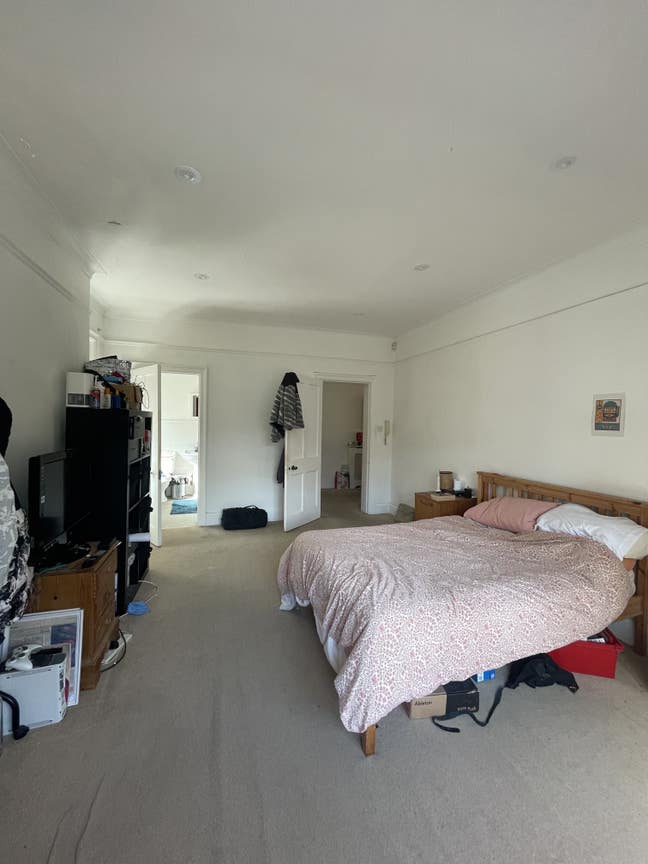 Spacious Ensuite Room Available in Hove Main Photo