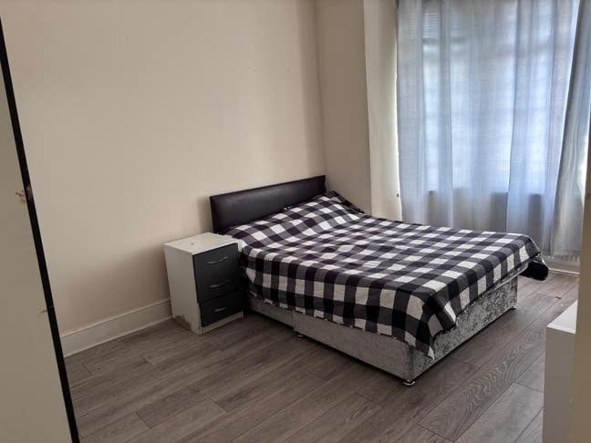 Large Double Room to Let – Ilford, IG1  Main Photo