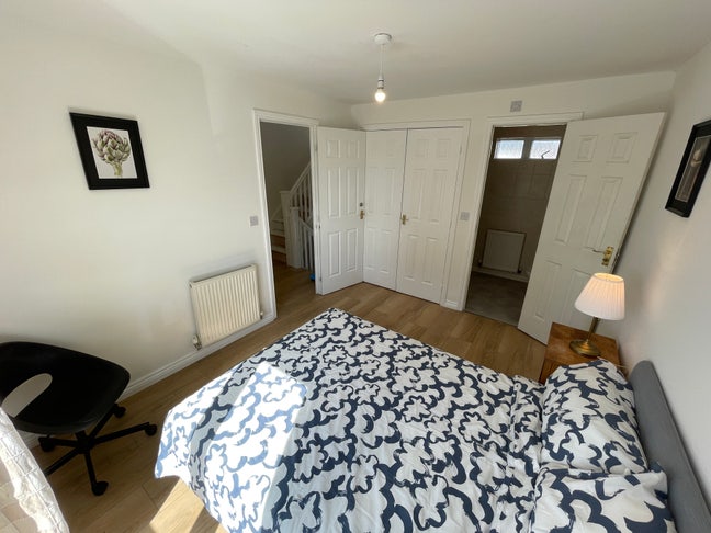 🏠🛌 Double Ensuite Room Near GCHQ Main Photo
