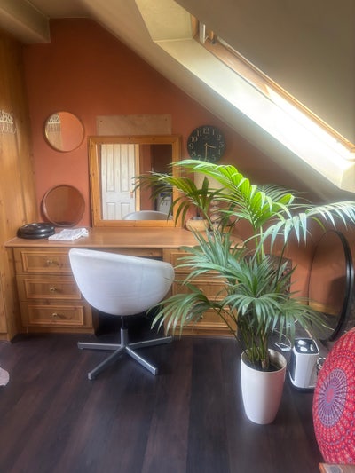 Cosy large loft room with own bathroom  Main Photo