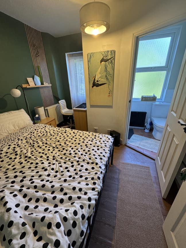 Ensuite Clean Double Room in a Cozy Victorian Home Main Photo