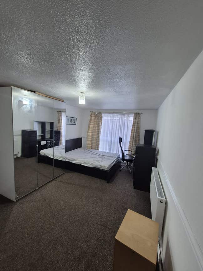 Spacious Triple-Size Room to Rent near White Hart  Main Photo