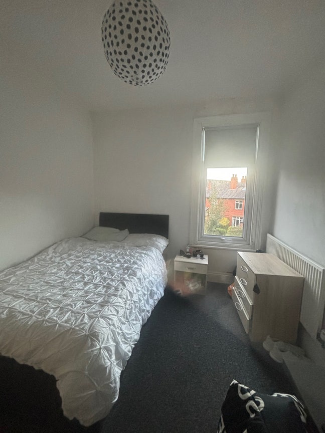 Looking for a housemate  Main Photo