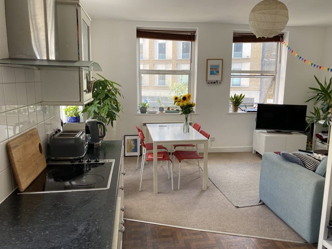 Double bedroom in two bathroom flat Main Photo
