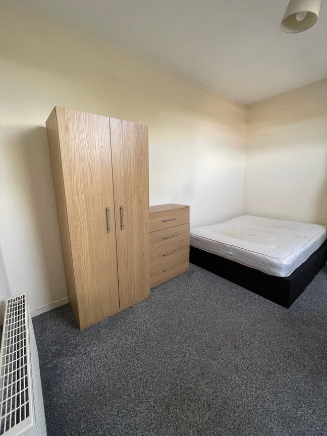 Room Just off Burley Road Main Photo