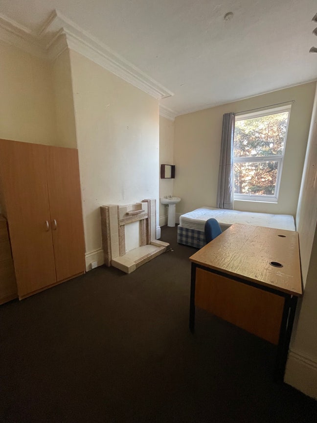 LS6 Rooms Available Now Main Photo