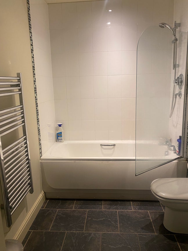 Modern  En-suite in a 2 bed flat with balcony  Main Photo