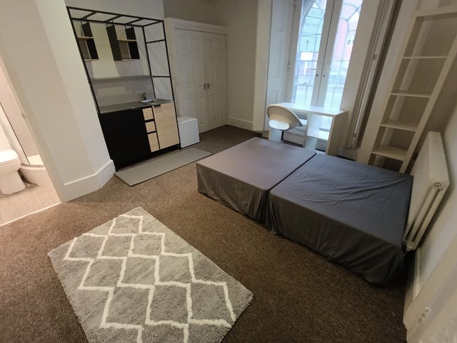 Modern Double Room in Shared House  Main Photo