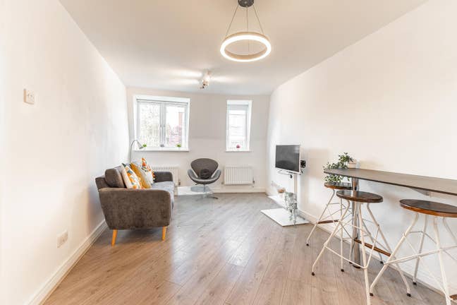 Students Welcome! Modern Flat - E1  Main Photo