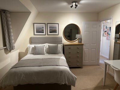 Lovely large double room, City Center  Main Photo