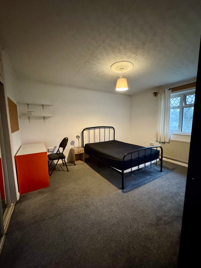 Egham - Large Double Room Main Photo