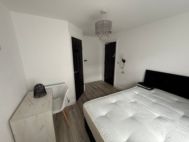 Furnished double en suite room. Bills included.  Main Photo