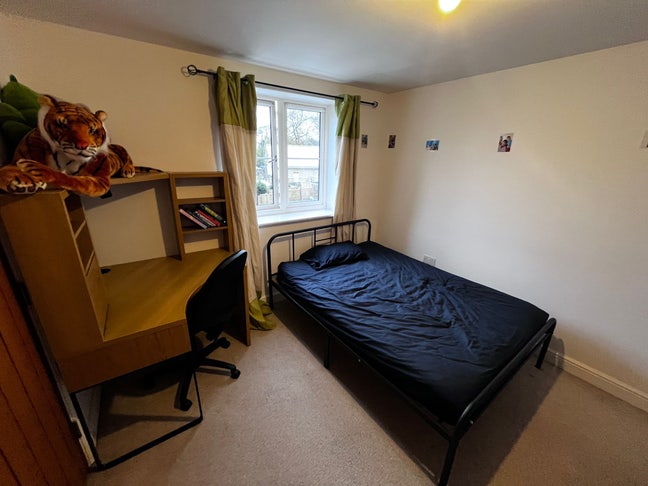 A spacious and furnished double bedroom Main Photo