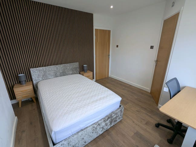 *Students Only* Ensuite Double Rooms- 15 mins to U Main Photo