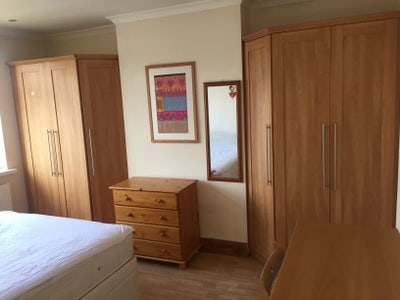 Spacious 2 bedroom flat, superb location, parking  Main Photo