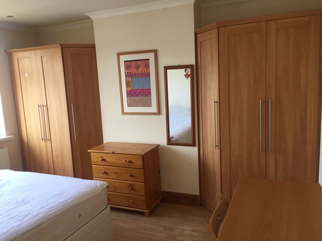 Spacious 2 bedroom flat, superb location, parking  Main Photo
