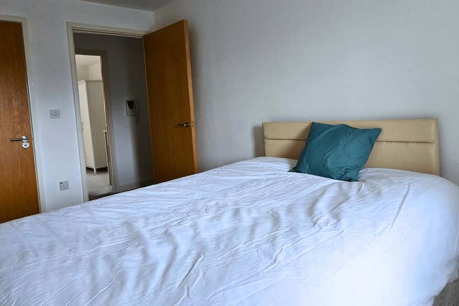 Huge Ensuite + Lounge | 5 Mins to Piccadilly Line! Main Photo