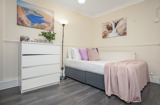 EPIC Double Room in a Modern-Styled Apartment Main Photo