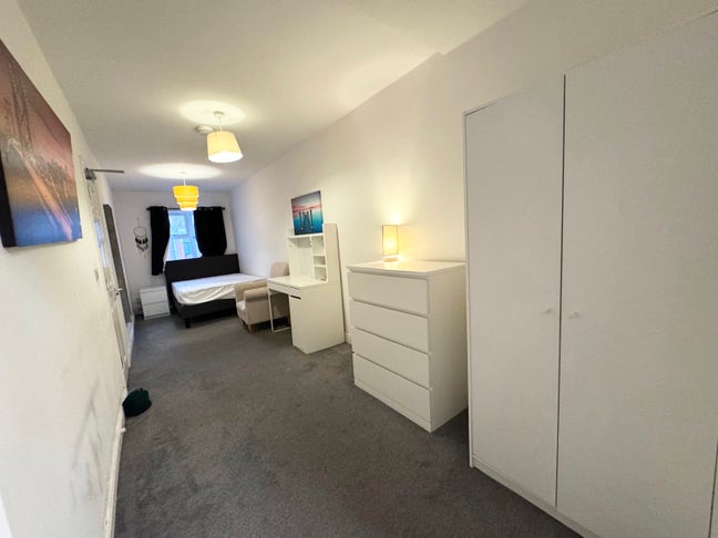 Double Ensuite Furnished Rooms SO14 Main Photo