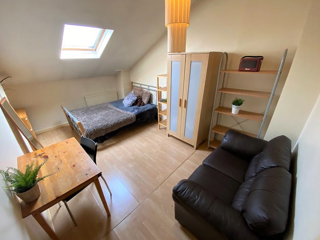 Dbl room in young prof houseshare Main Photo