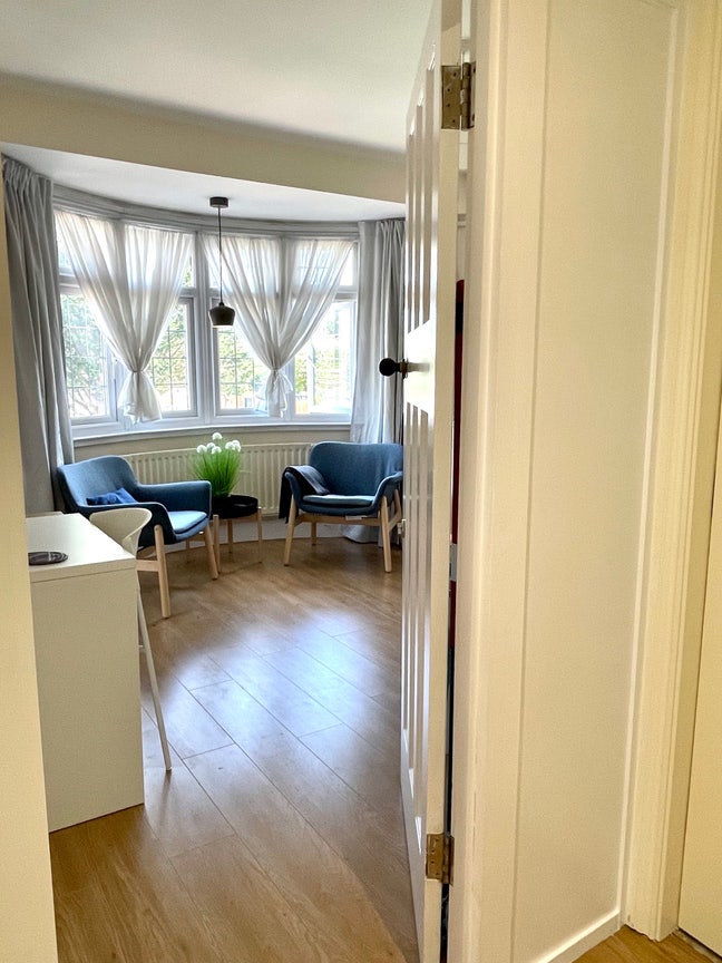 Bright 1-bed flat all bills included quiet area Main Photo