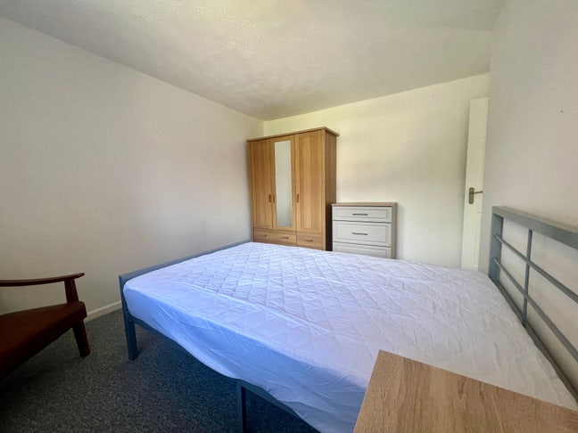 Furnished Double in Professional Shared Home Main Photo