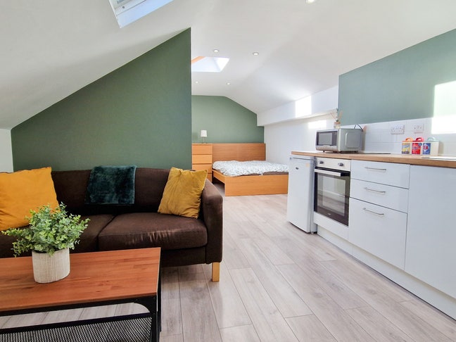Modern Self Contained Studio - Bills Inc. Main Photo