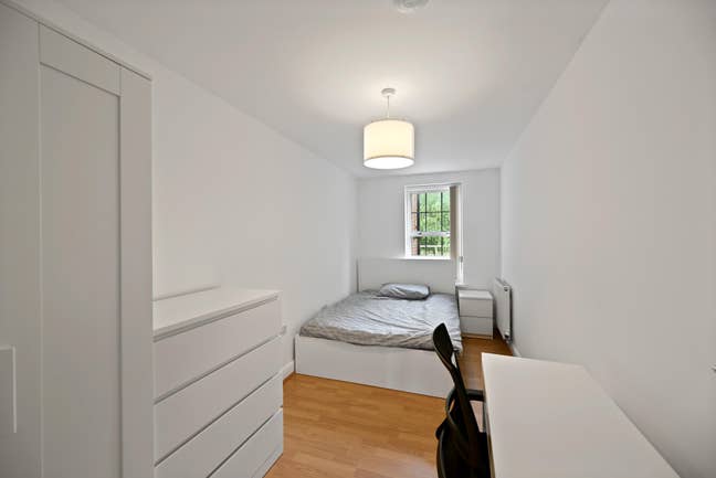 Individual room in modern 4 bed apartment Main Photo