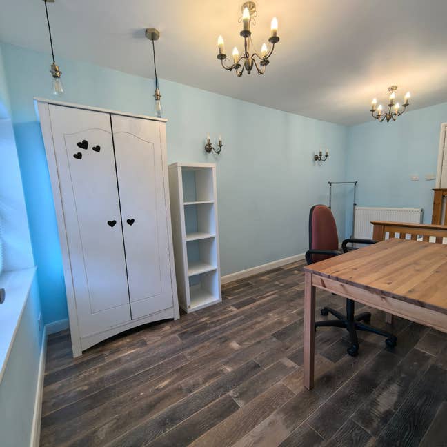 Spacious Room in Large Detached House Main Photo