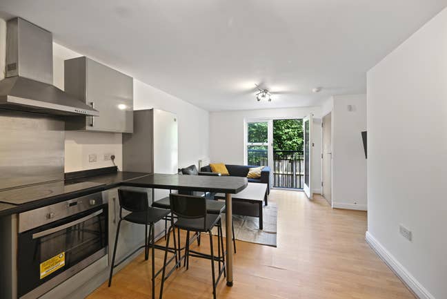 4 Rooms available in modern apartment  Main Photo