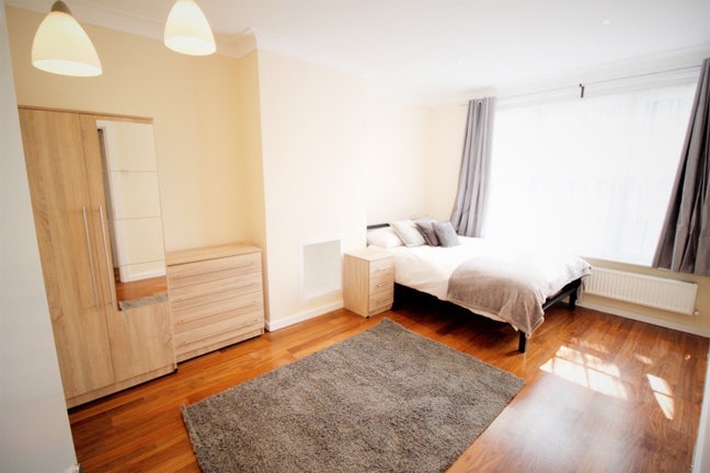 ⭐️Very large room one minute walk to tube⭐️ Main Photo