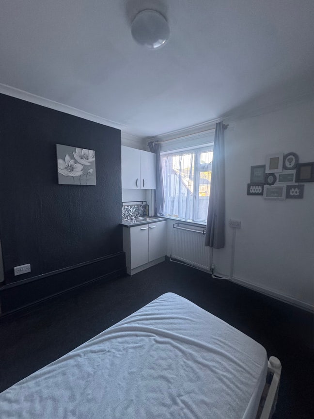 Single Room available in cannock Main Photo