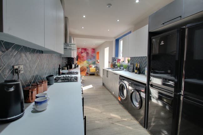 Hassle‑free modern rooms for working professionals Main Photo