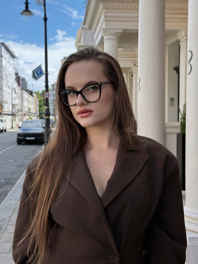 Friendly female professional seeks double room Main Photo