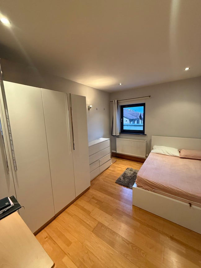 ✨ Double Bedroom for Rent in a Spacious Flat with  Main Photo
