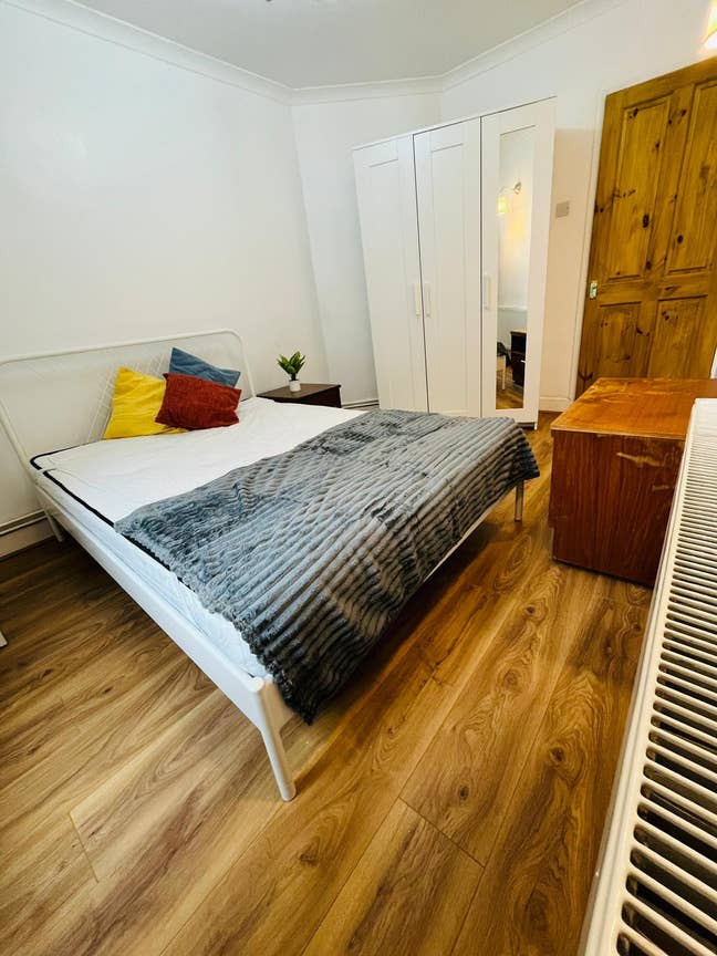 Room 5 mins away from Old Street Main Photo