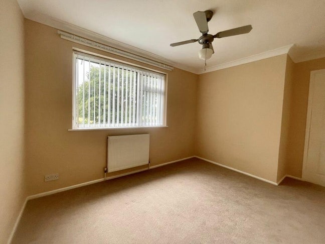 One double bedroom available  Main Photo
