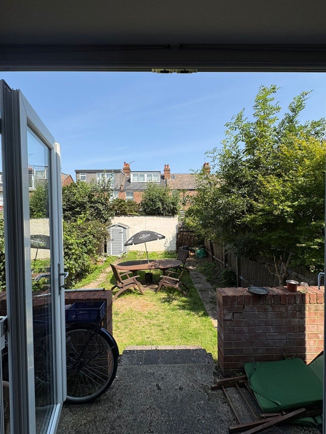 Small Double room, Quiet area 5min to jubilee line Main Photo