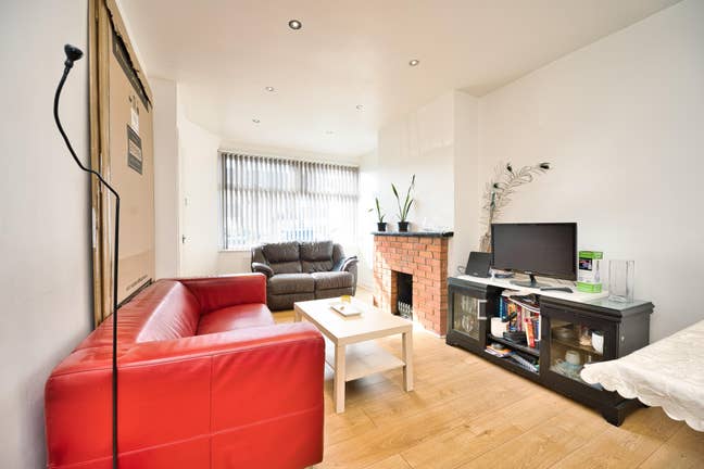 A 4 Bed 2 Bath Semi-Detached in Edmonton N9 Main Photo