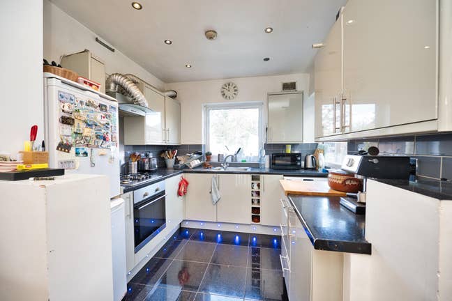 A 4 Bed 2 Bath Semi-Detached in Edmonton N9 Main Photo