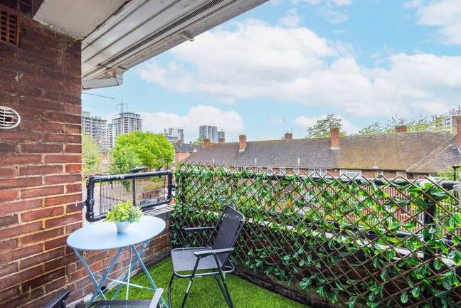 Beautiful Spacious 3 Bed House with Balcony Excel Main Photo