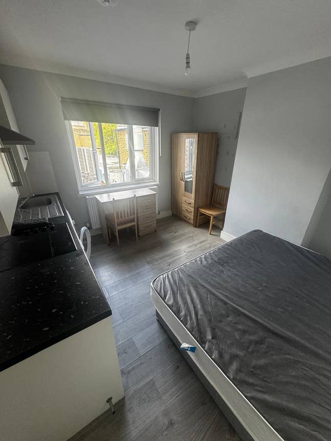 Studio Flat New Malden (£1450) Main Photo