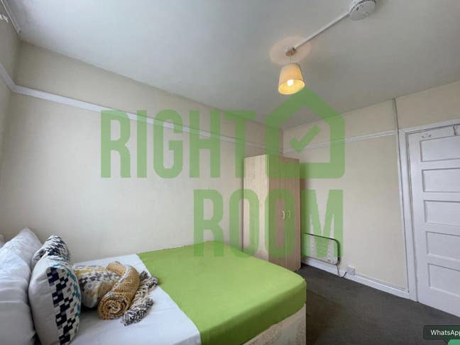 Lovely Room - 1min to DLR - Quiet Area! Males Only Main Photo