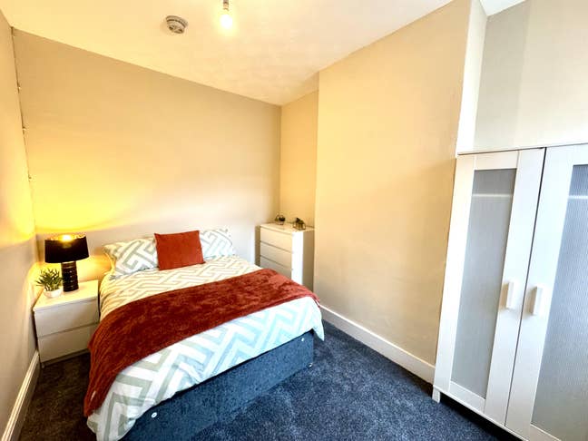 🚗 Rooms close to the A50 on King Street 🚙 Main Photo