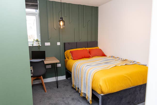 Premium En-Suite Room |  Prime Location Main Photo