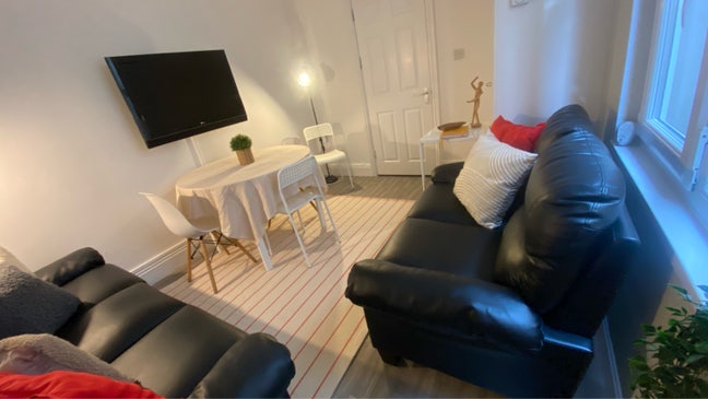 ⭐️Huge rooms available for STUDENTS ⭐️ Main Photo