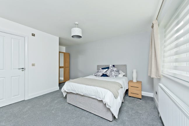 Very Large Double En-Suite = Bright Clean Modern Main Photo