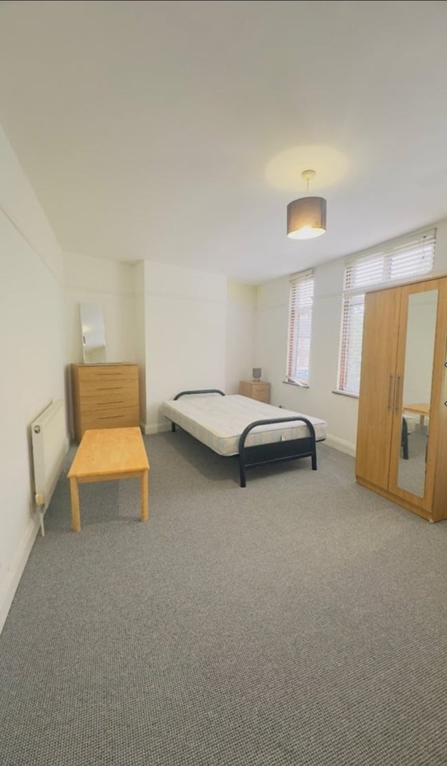 Large Double bedroom available Broadway  Main Photo
