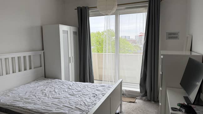 Large convenient 3 bedroom flat available now Main Photo