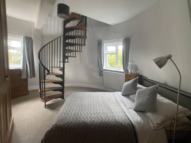 Unique Ensuite on 2 levels in Stunning Oasthouse Main Photo